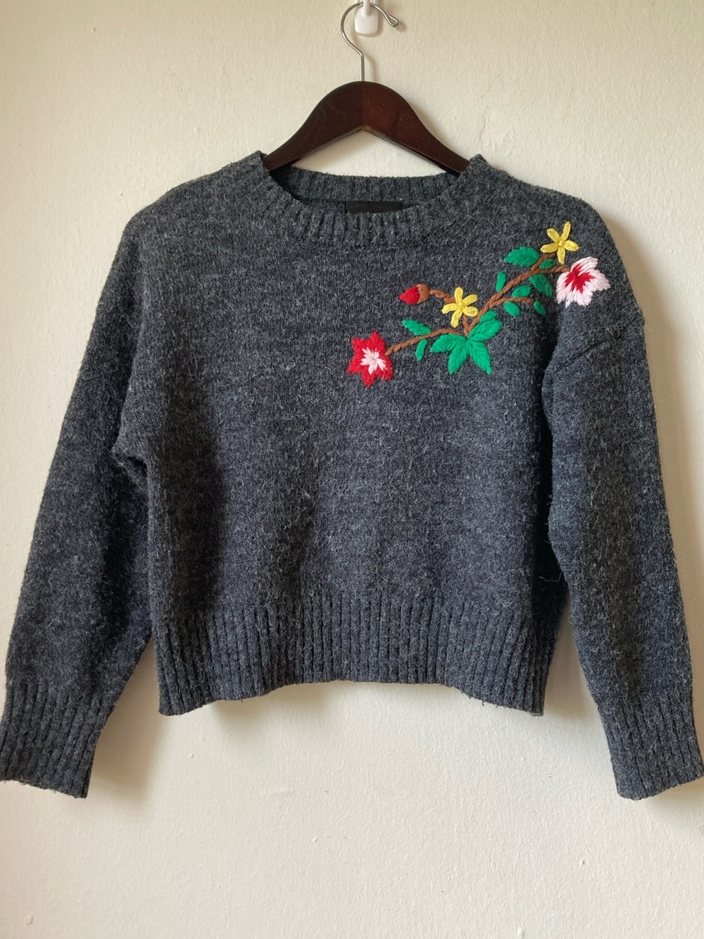 Charcoal Grey Cropped Knit Sweater with Floral Embroidery Sz S/M